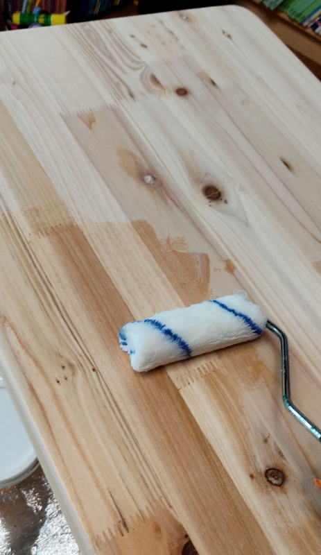 롤러를 이용해 바니쉬를 칠해줌