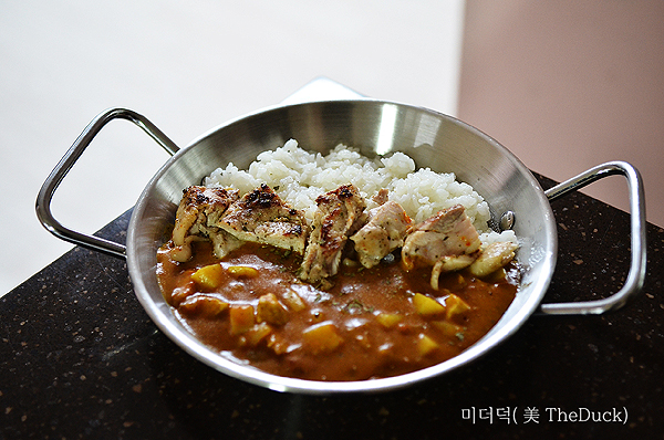 완성된 티아시아 치킨 마크니 커리