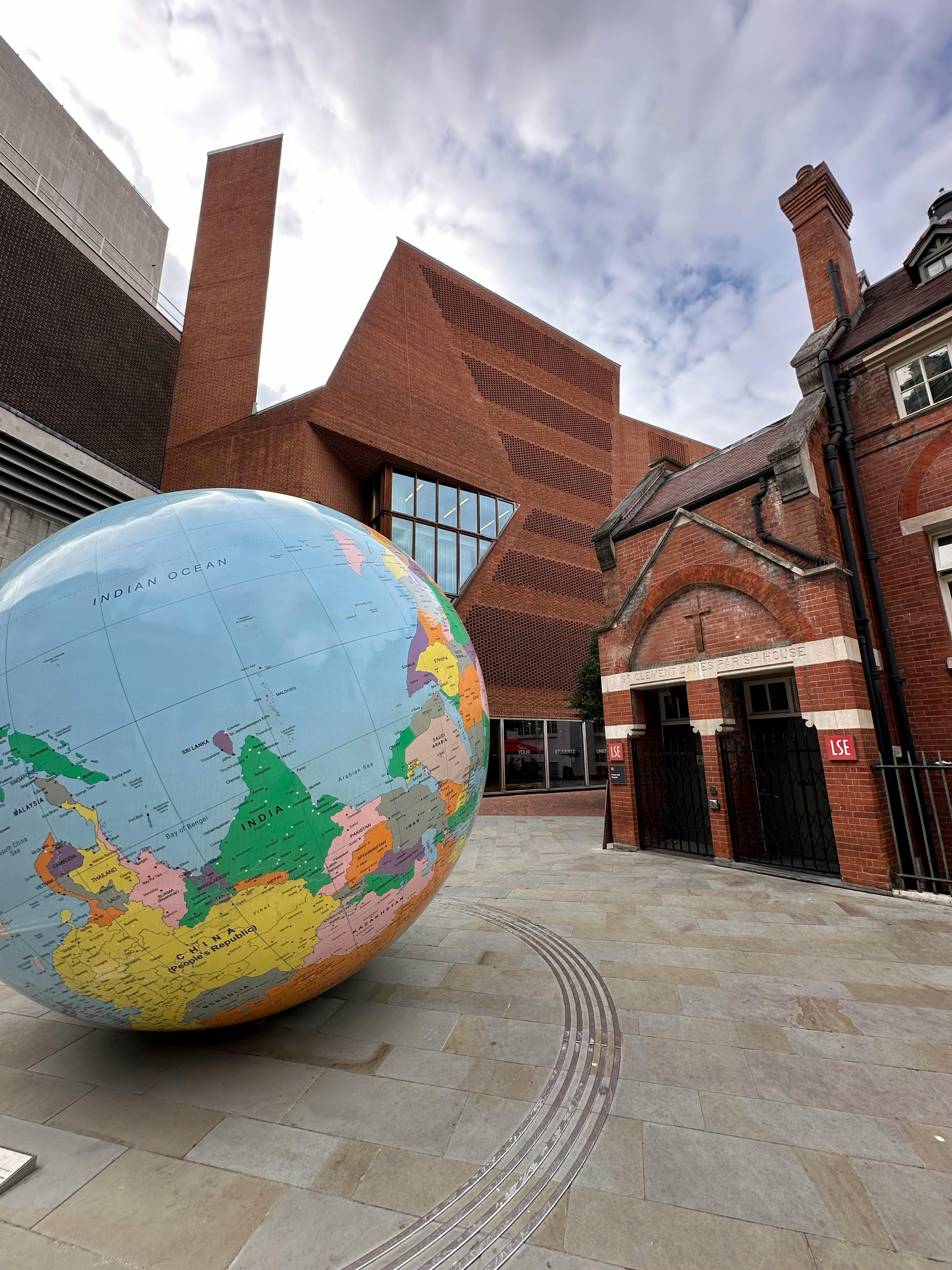 런던정경대학 역사,학과, 장학금지원