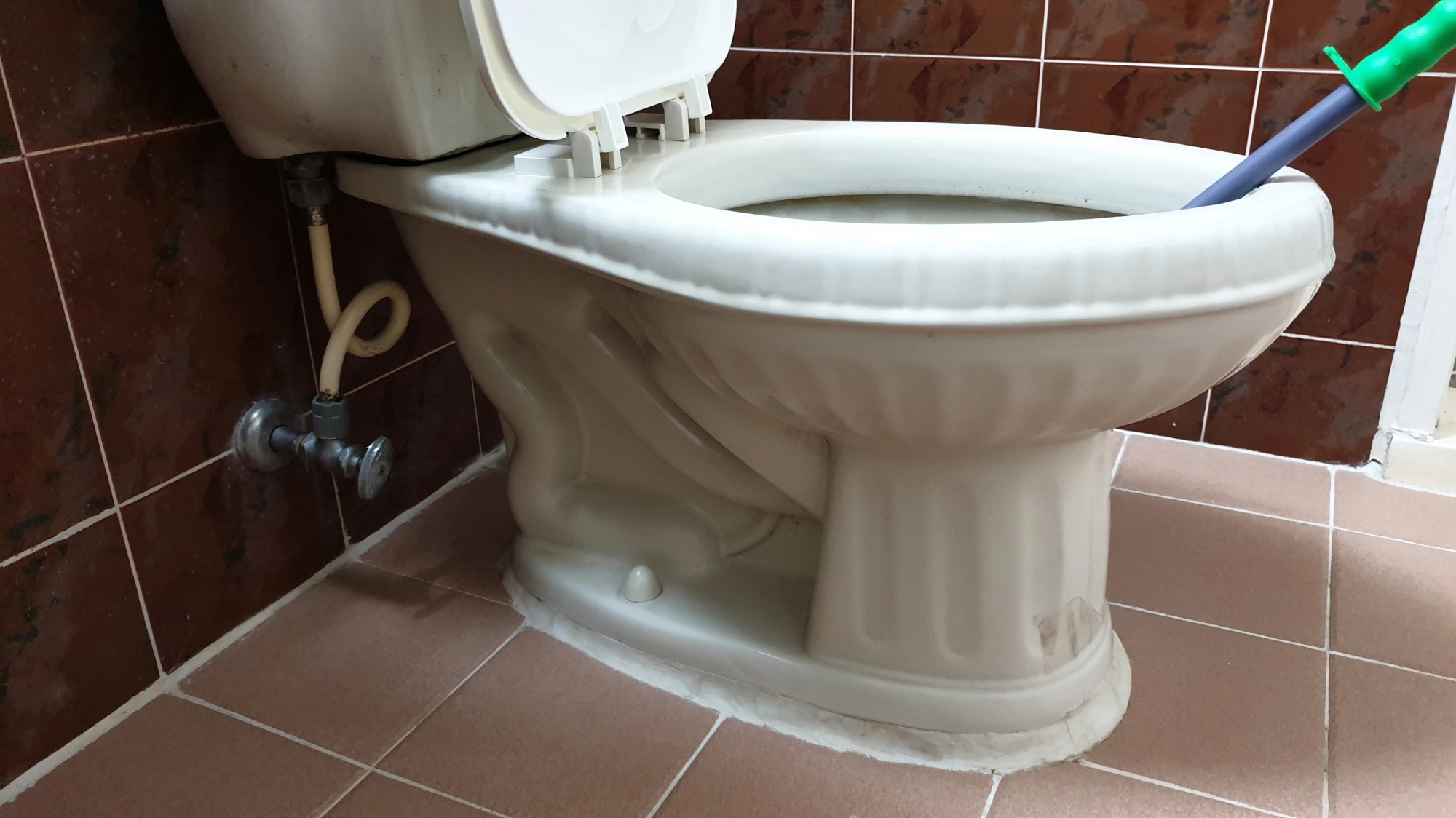 막힌 변기 뚫는 모습