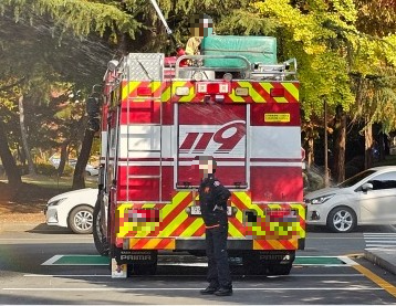 물을-뿌리고있는-소방차