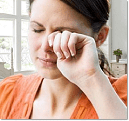 눈 비비는 여성