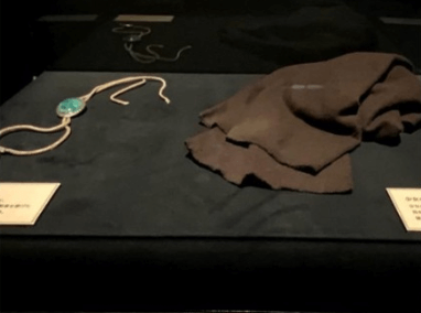 진격의 거인전에 전시된 미카사의 머플러