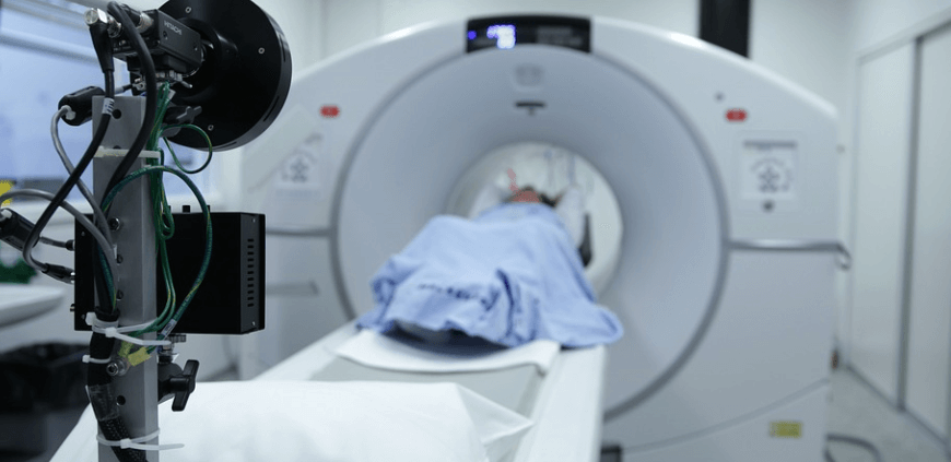 mri 검사를 받고 있는 모습