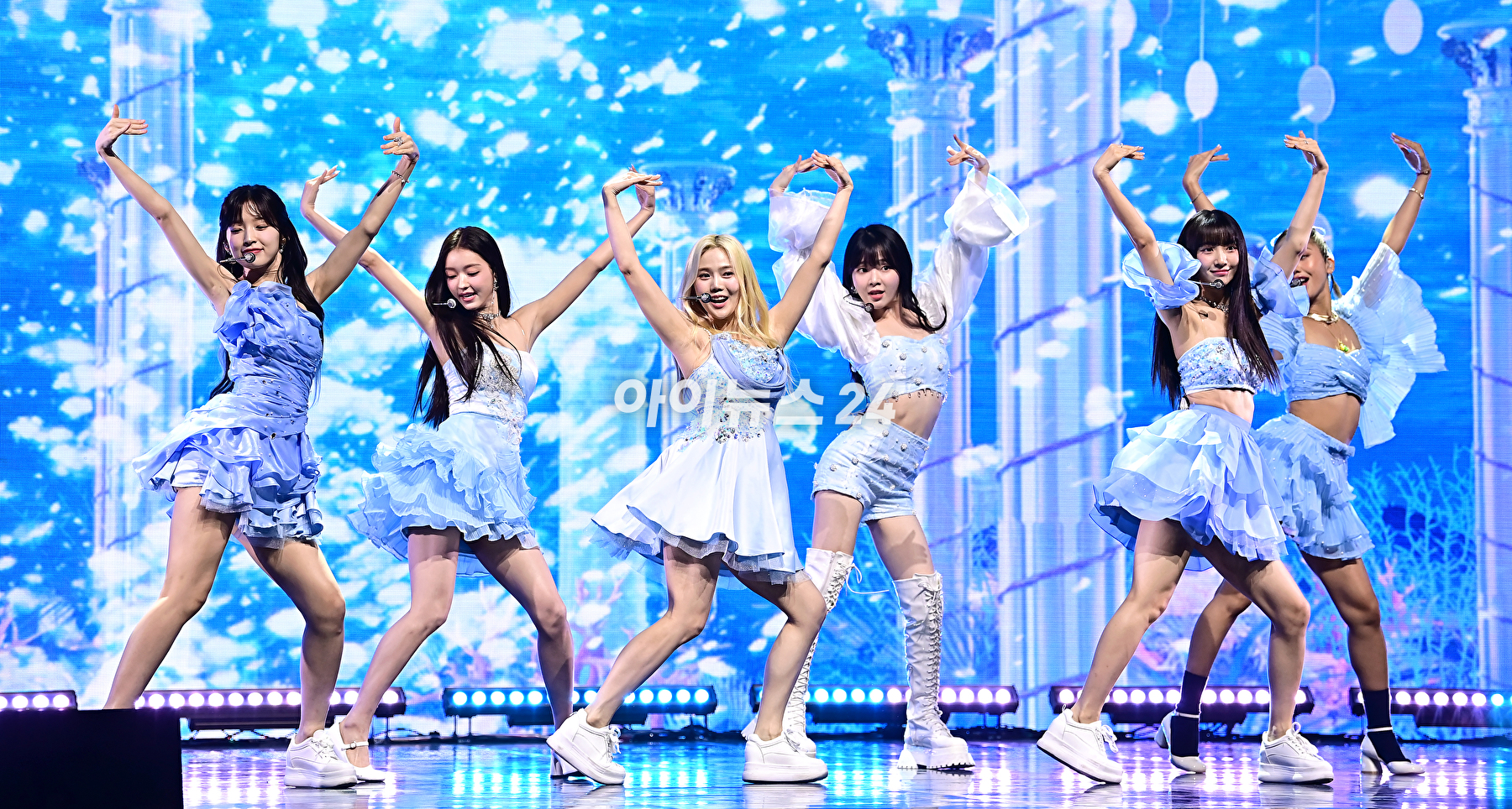 그룹 오마이걸이 24일 오후 서울 광진구 예스24라이브홀에서 진행된 아홉 번째 미니 앨범 '골든 아워글래스'(Golden Hourglass) 발매 기념 쇼케이스에서 무대를 선보이고 있다. [사진=곽영래 기자]