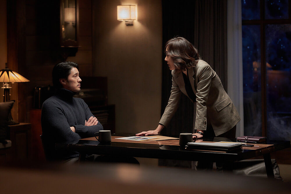 양신애 변호사가 사실을 말하라며 유민호를 압박하는 모습