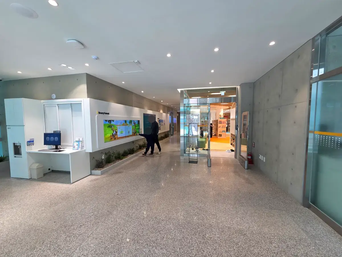 도서관 1층 복도 이미지 02