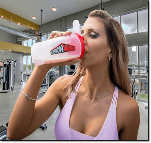운동후에 글루타민 보충제 마시는 여성