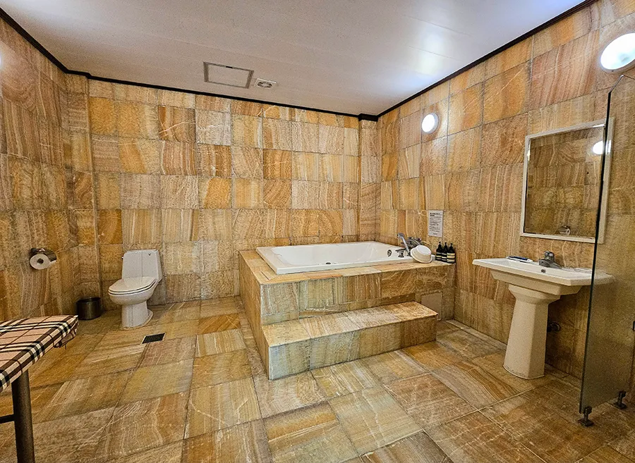 경기도-양평-쉐라빌호텔-가족탕-화장실-천연-온천수를-즐길수-있는-4인용-원풀