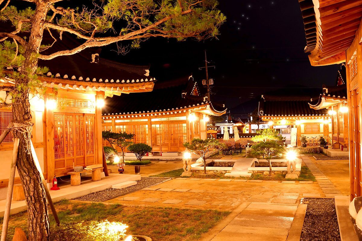 황남관 객실과 야경의 모습-여기어때 출저