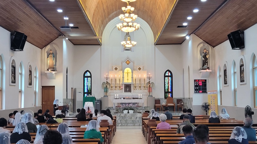 함열성당 성전 안 제대, 제단, 십자고상, 감실, 스테인드글라스, 십자가의 길 사진