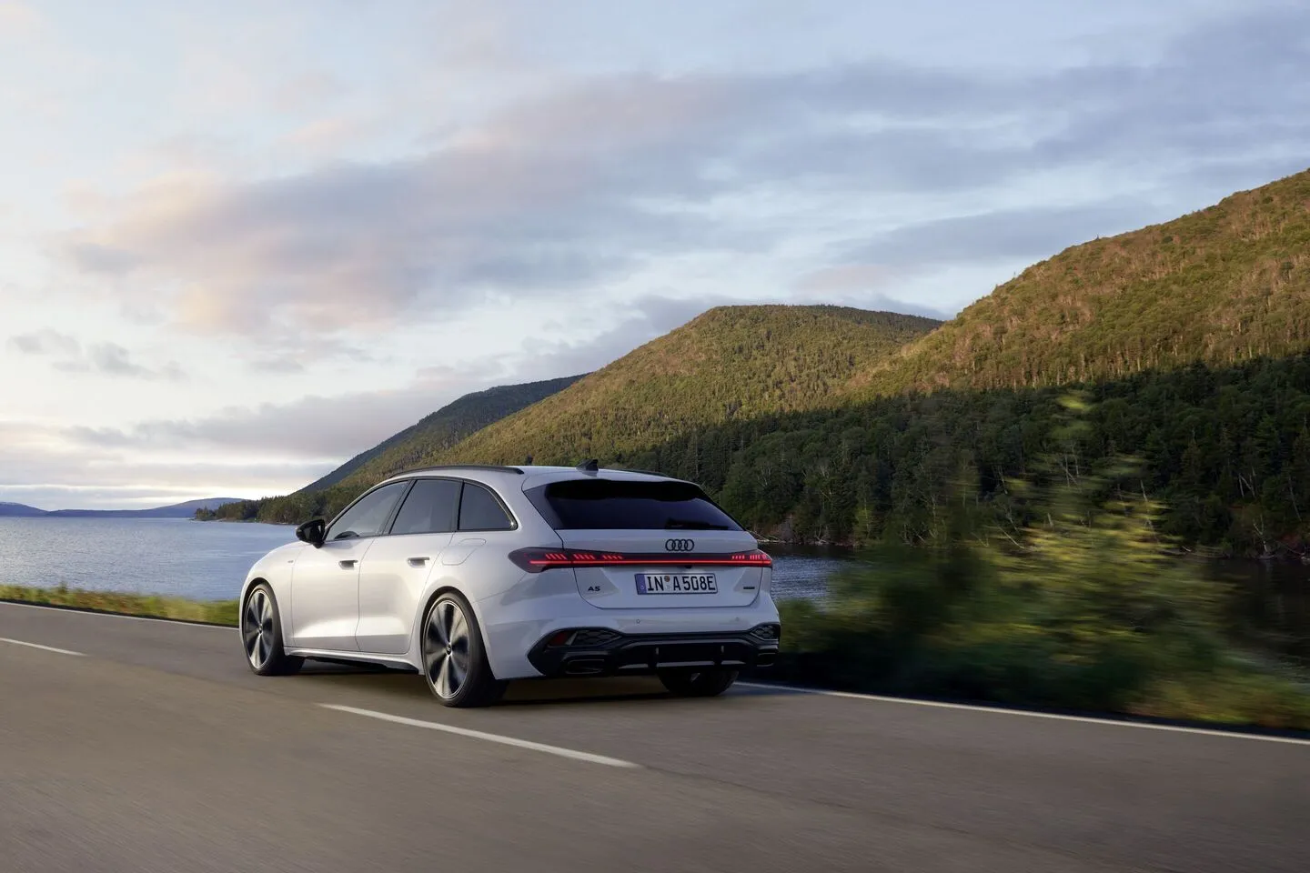 아우디 A5 E 하이브리드 이미지