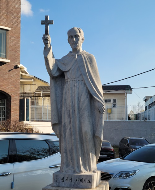 사진은 인천 도화동성당 주보성인인 성 프란치스코 하비에르 성인 상입니다. 예전에는 방지거 사베리오라고도 불리었습니다.