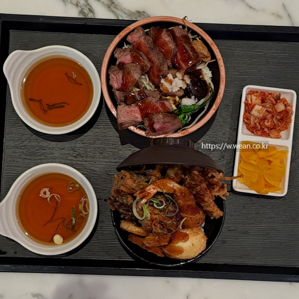 텐동과 스테키동이 놓여 있어요.