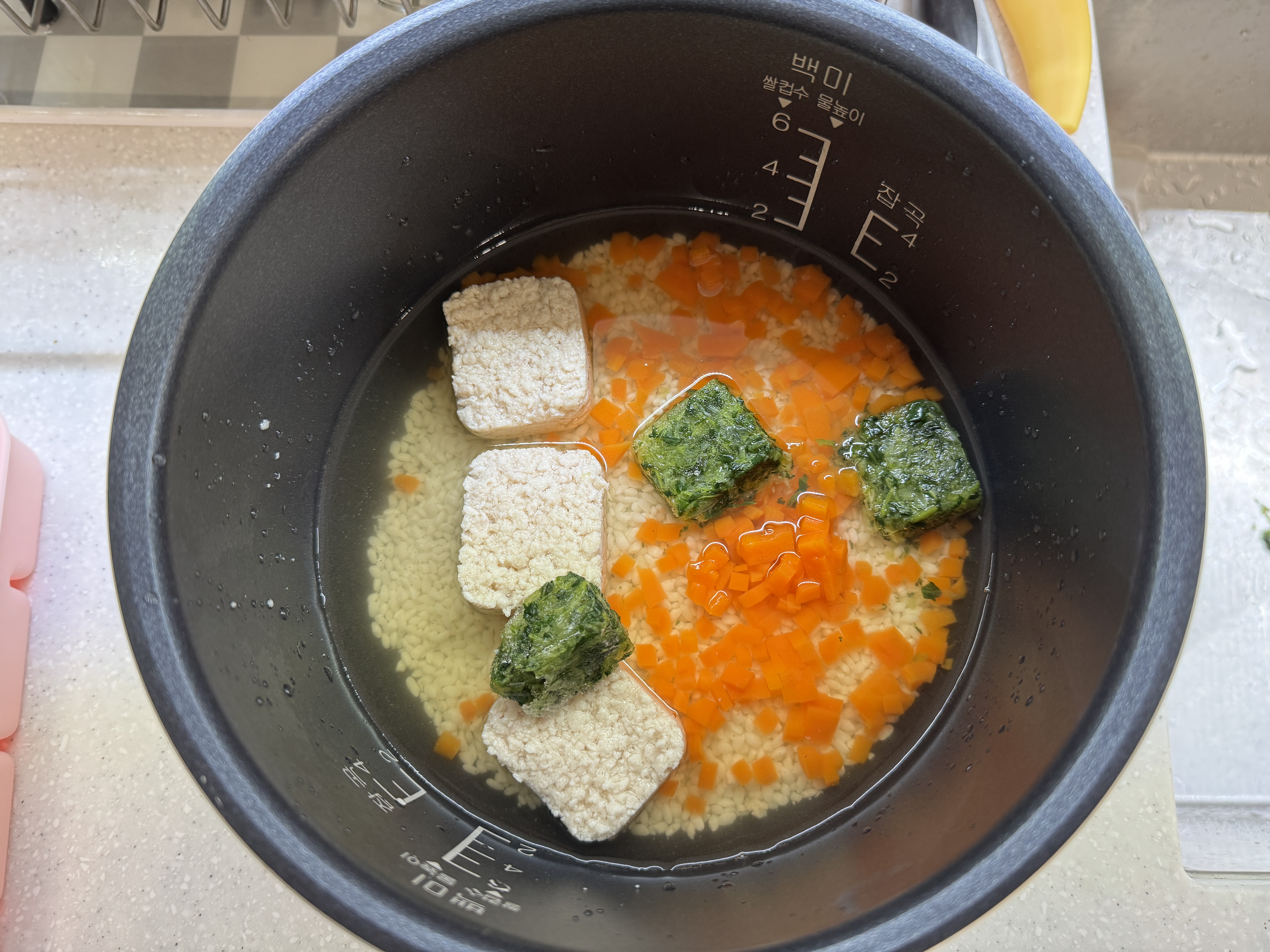 불린 쌀에 채수와 청경채&amp;#44; 당근&amp;#44; 닭고기를 모두 넣은 사진