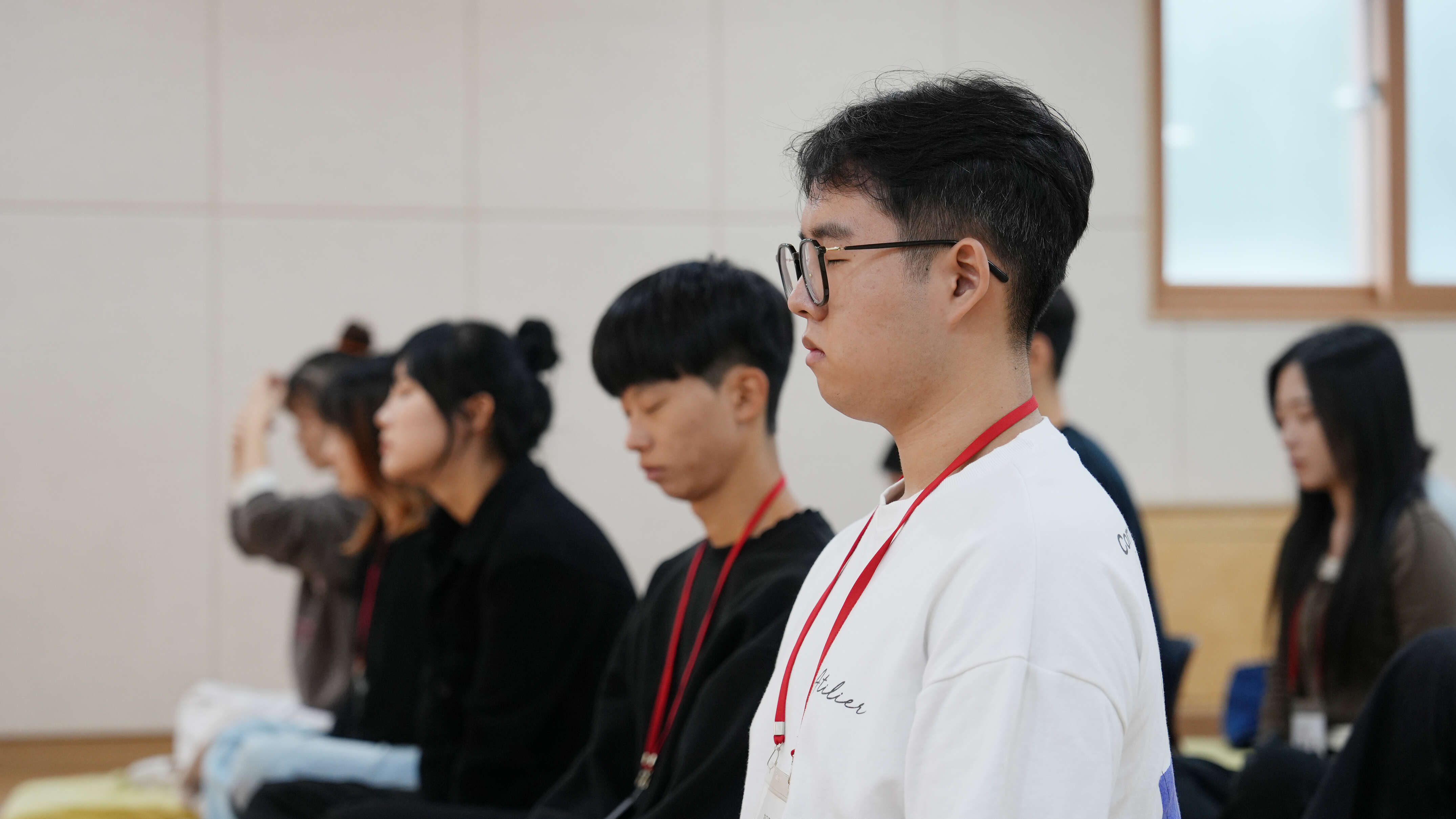20대들이 자기계발 명상캠프에서 함께 명상하고 있는 모습
