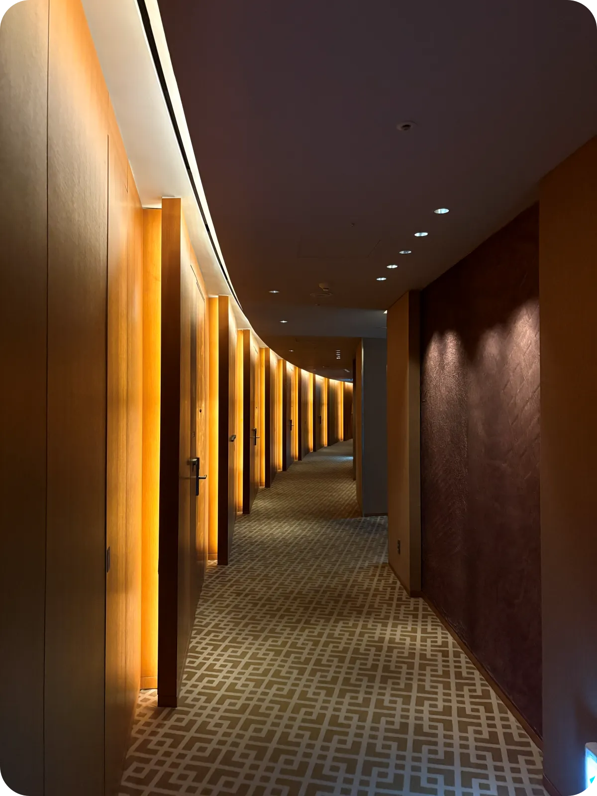 은은한 조명이 멋스러운 복도