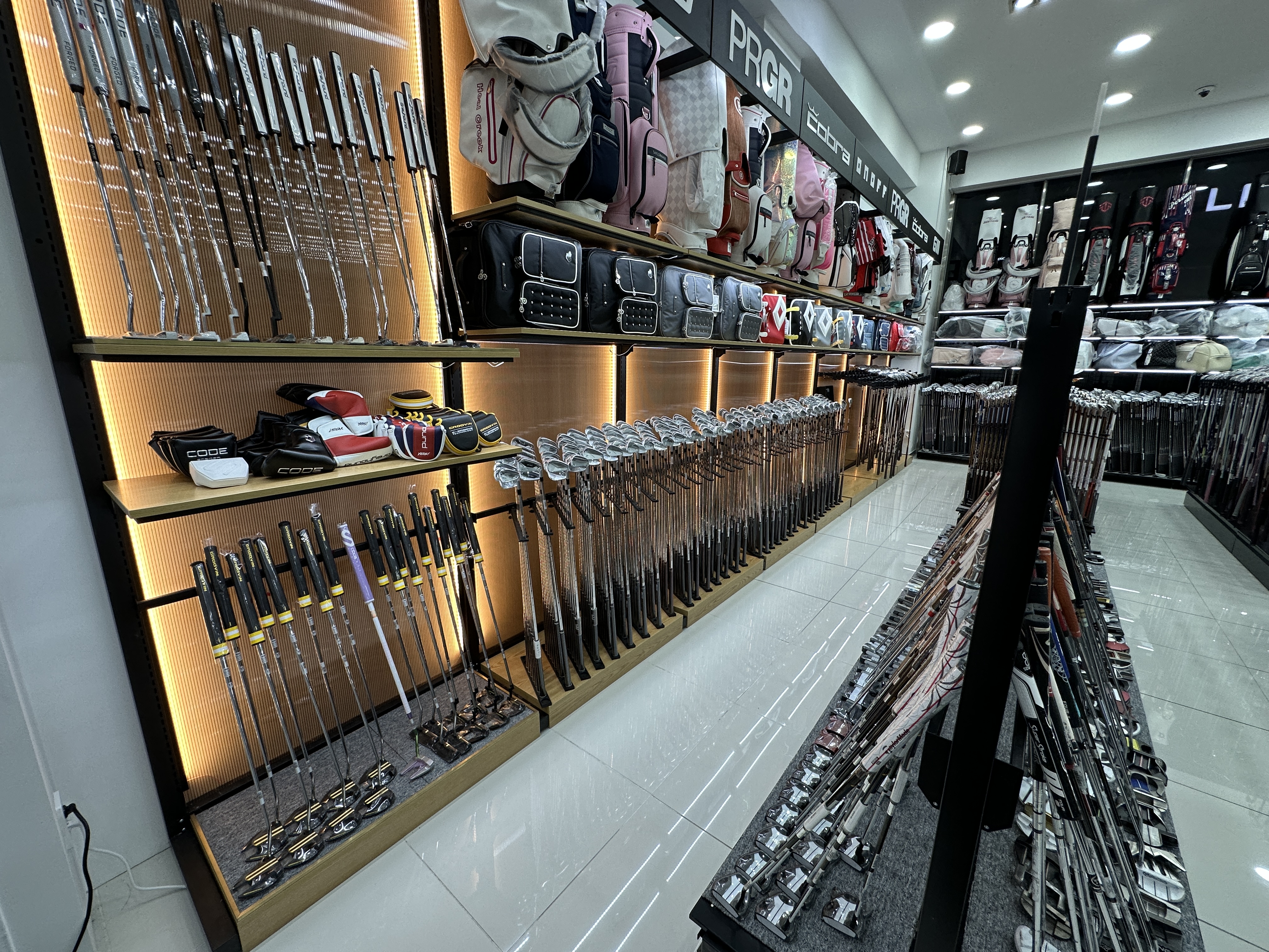 수원 영통 골프샵 내부 사진 7. 1층 신품.중고 퍼터 진열