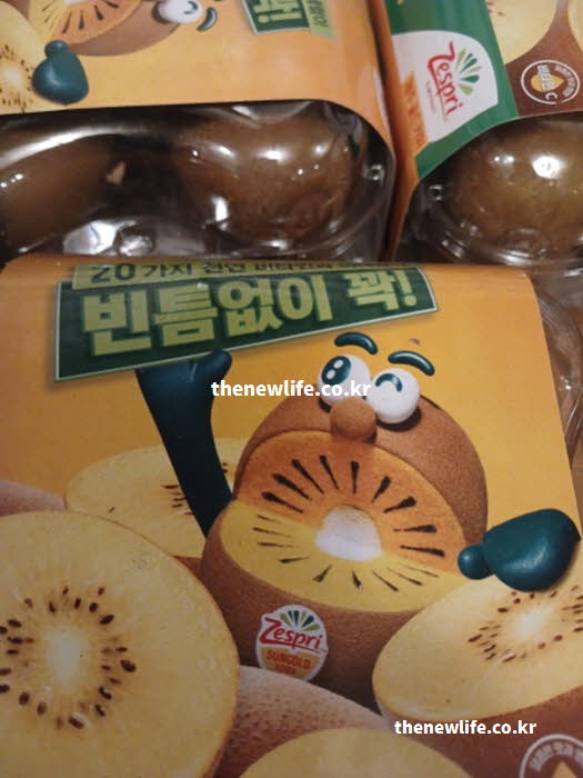 키위 효능의 핵심인 폴리페놀이 고농축된 껍질 활용법을 얇게 슬라이스하여 보여주는 실사진