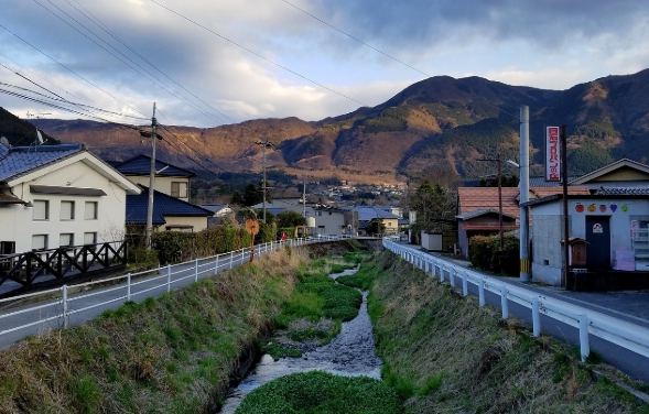 일본 유후인 자연풍경 (하천과 집)