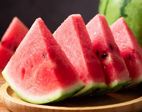 예쁘게 잘라 그릇에 담은 수박의 모습