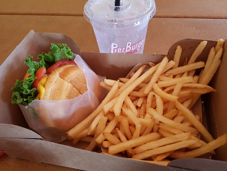 패스트푸드나 고칼로리 스낵의 과도한 섭취는 지방 섭취를 늘리고 고지혈증 문제를 야기할 수 있다