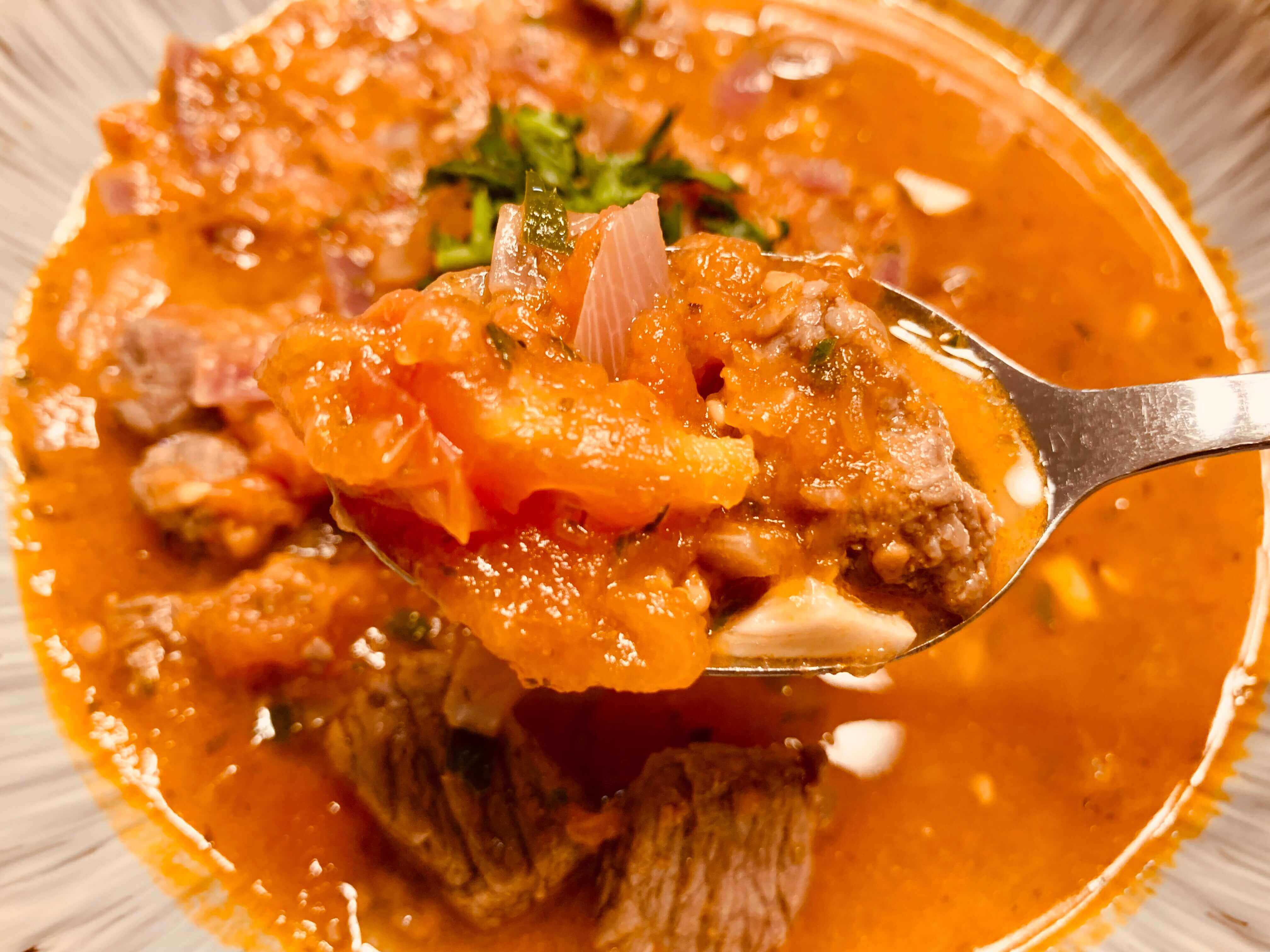 토마토-수프를-수저로-뜨는-모습