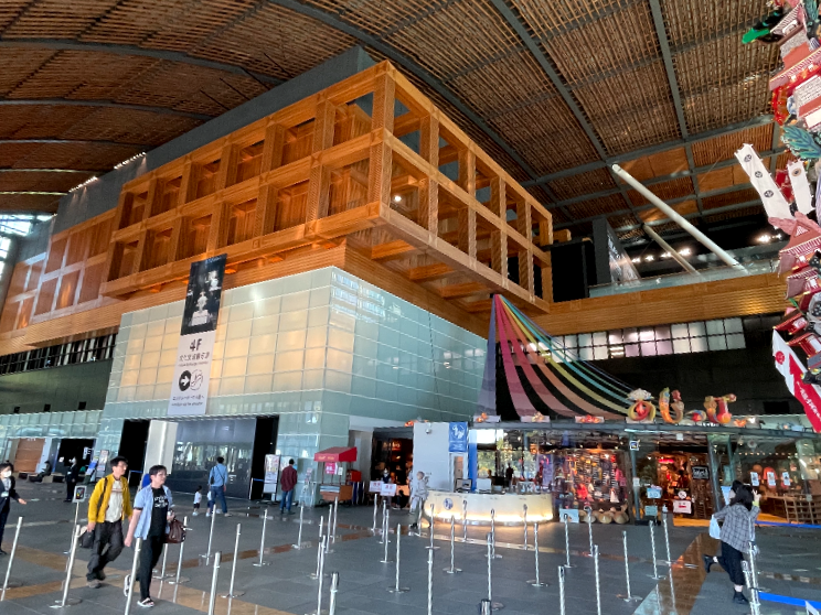 규슈국립박물관 4층까지 대공간