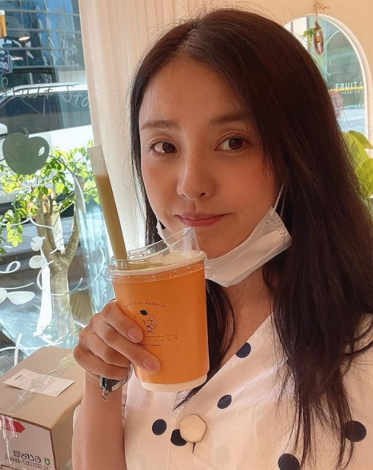 배우 박은혜 씨가 아보카도 바나나 주스 먹는 장면