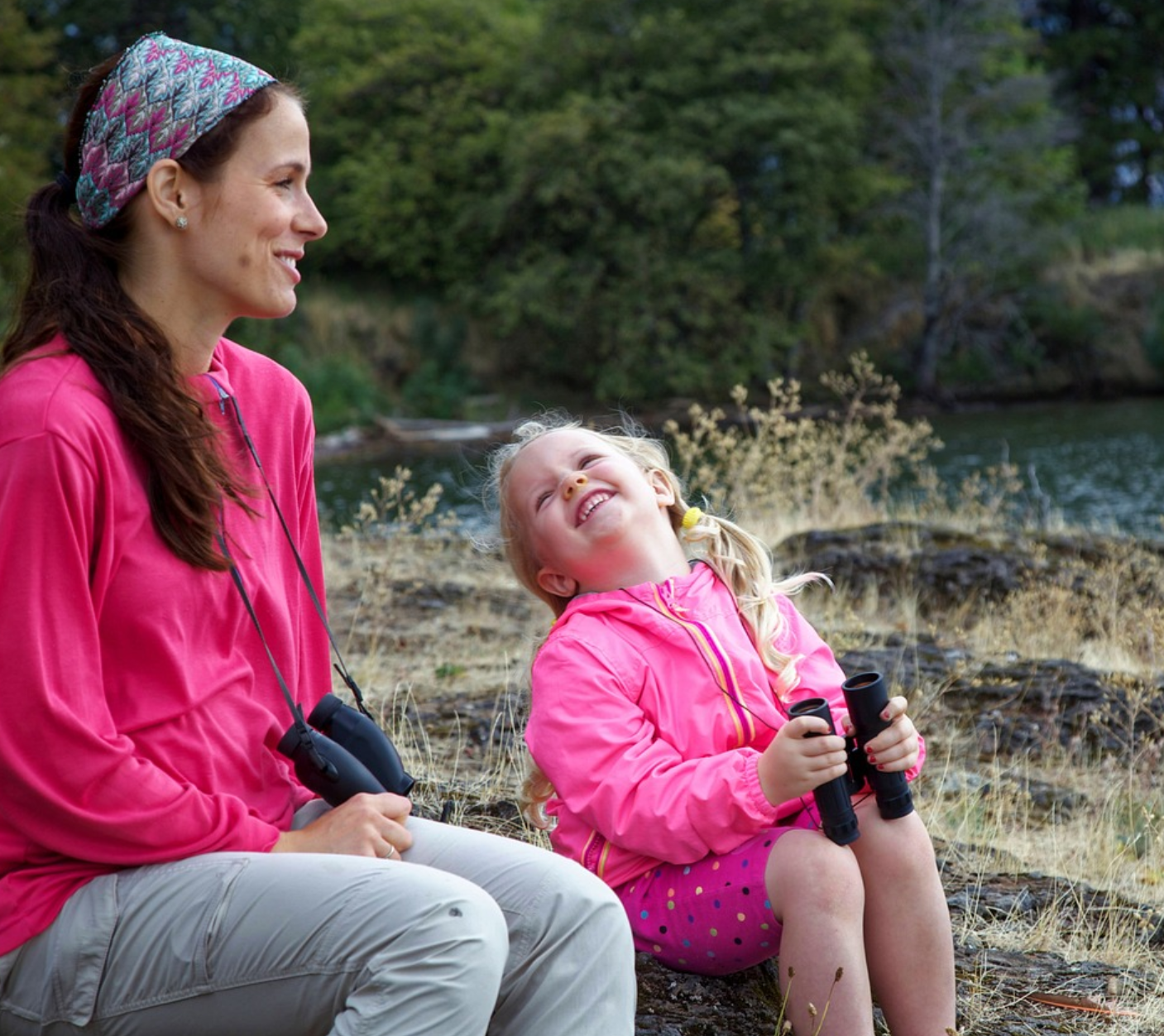 강가에 앉아 즐거워하는 엄마와 아이사진