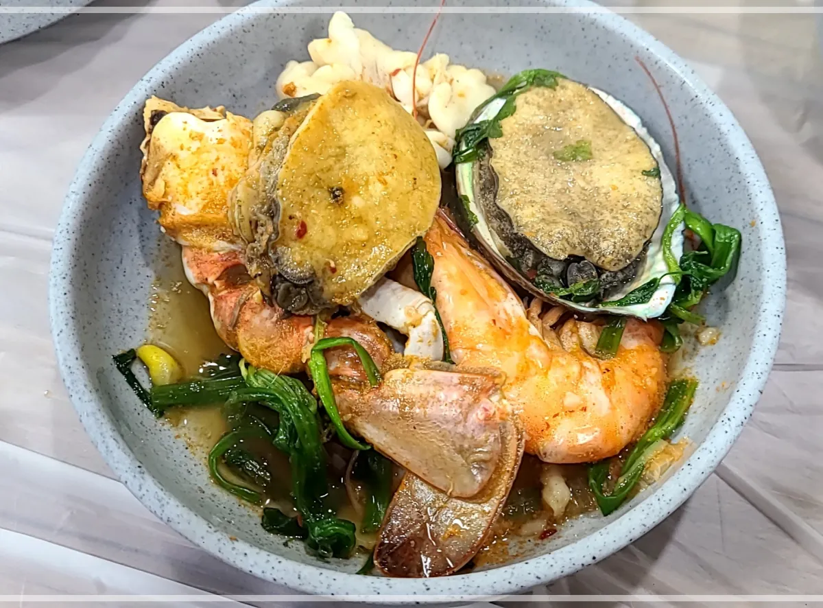 그릇에-담긴-해물탕-전복-새우-알-꽃게-콩나물이보임