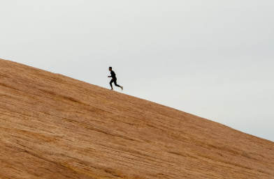 오르막길 오르는 개인사업자의 사진