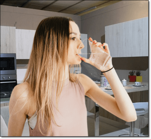 오레가노 보충제 먹는 여성