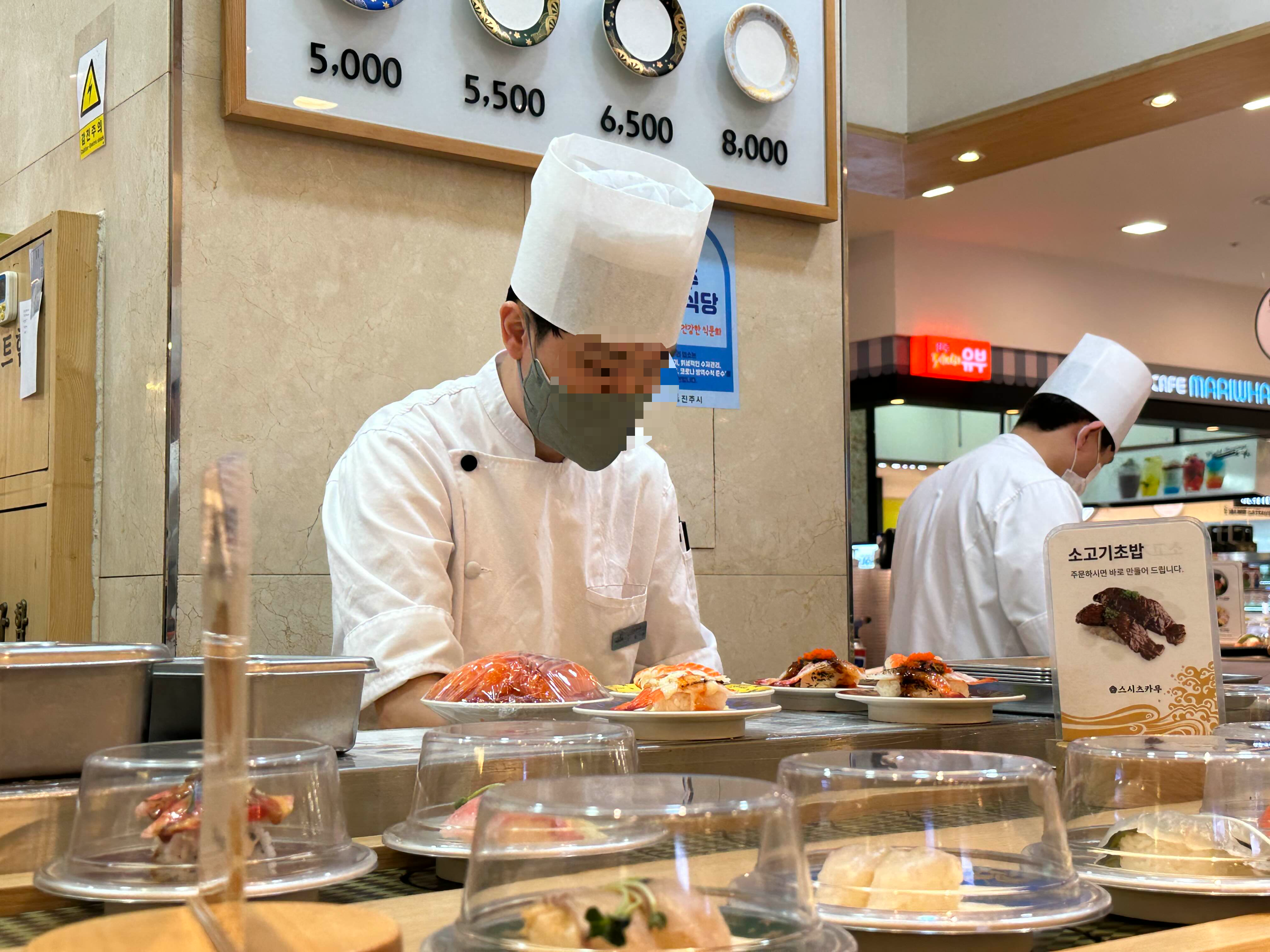 진주 회전 초밥 맛집 스시츠카무 레일 안쪽으로는 주방장님께서 열심히 초밥을 만들고 계시는 모습을 볼수 있다.