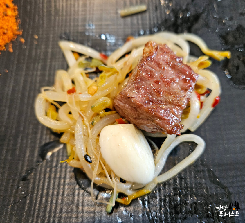 샤브큐 숙주에 찍어서 한입