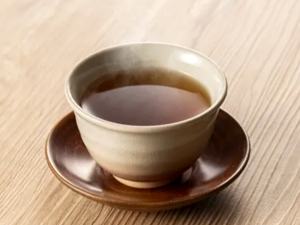 대추차 마시는 모습