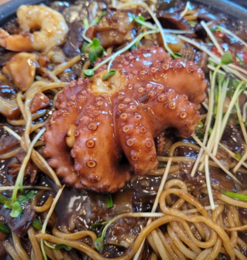 창녕 영산면 달해 돌 짜장면 위에 문어