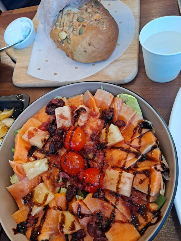 연어샐러드와 건강빵