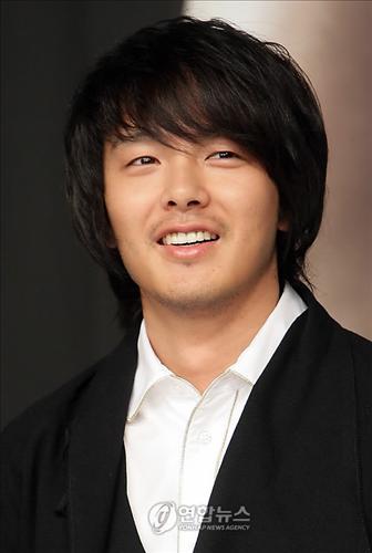 박용하.