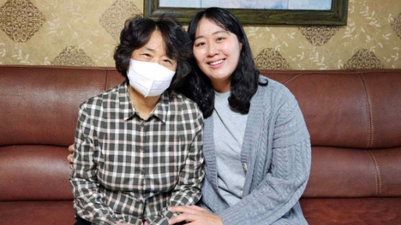 조아라 군무 주무관(오른쪽)과 어머니 전민숙씨 [사진=해군 군수사]