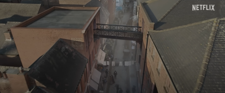 큰건물들사이로지나다니는상인들