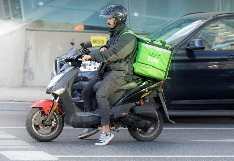 음식 배달하는 모습