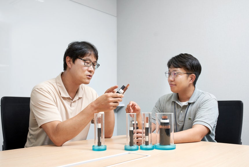 LS전선 직원들이 국내 최초로 개발한 AC&middot;DC 겸용 PP 케이블에 대해 논의하고 있다.