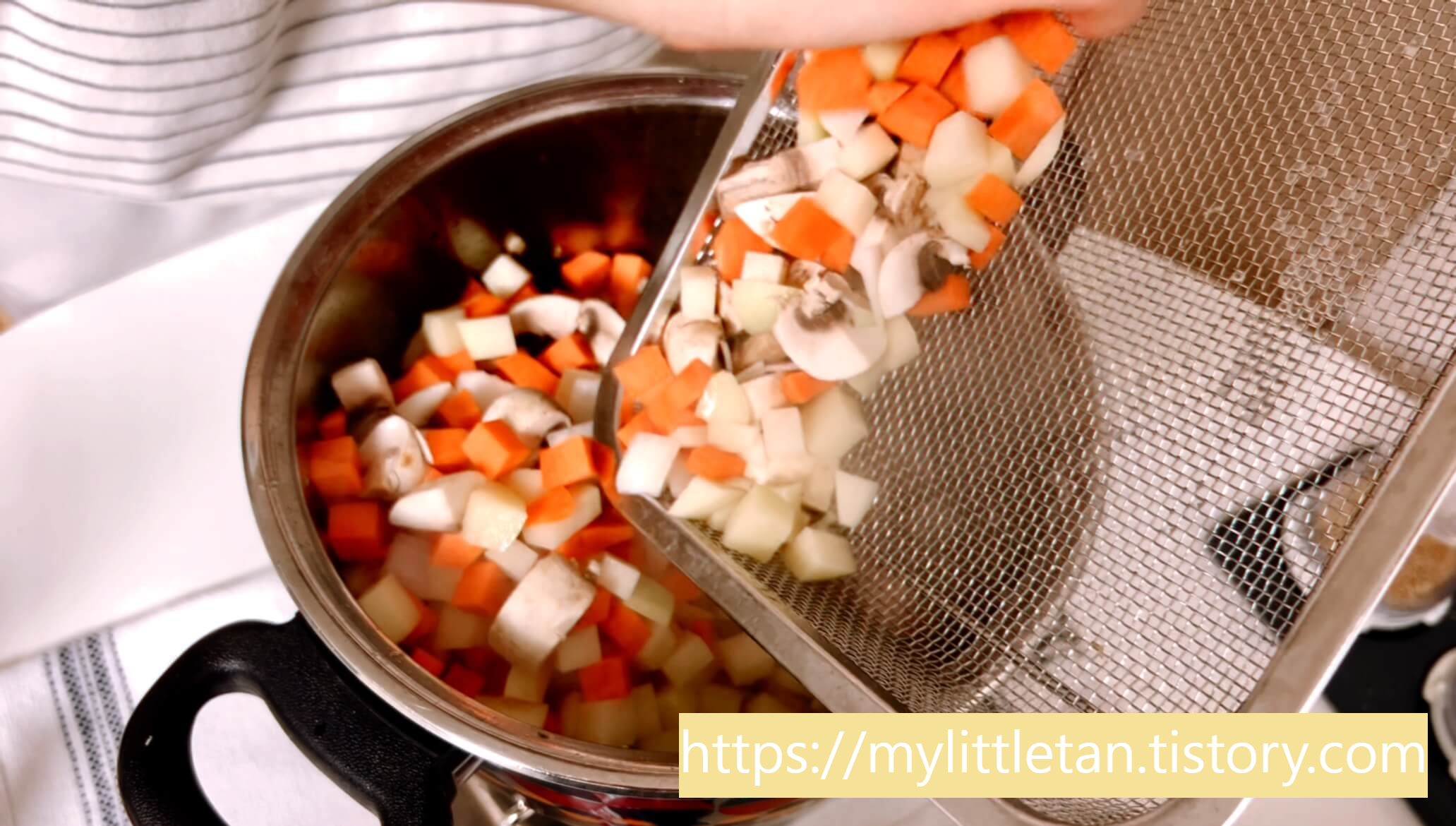 손질한 채소를 넣어줍니다.