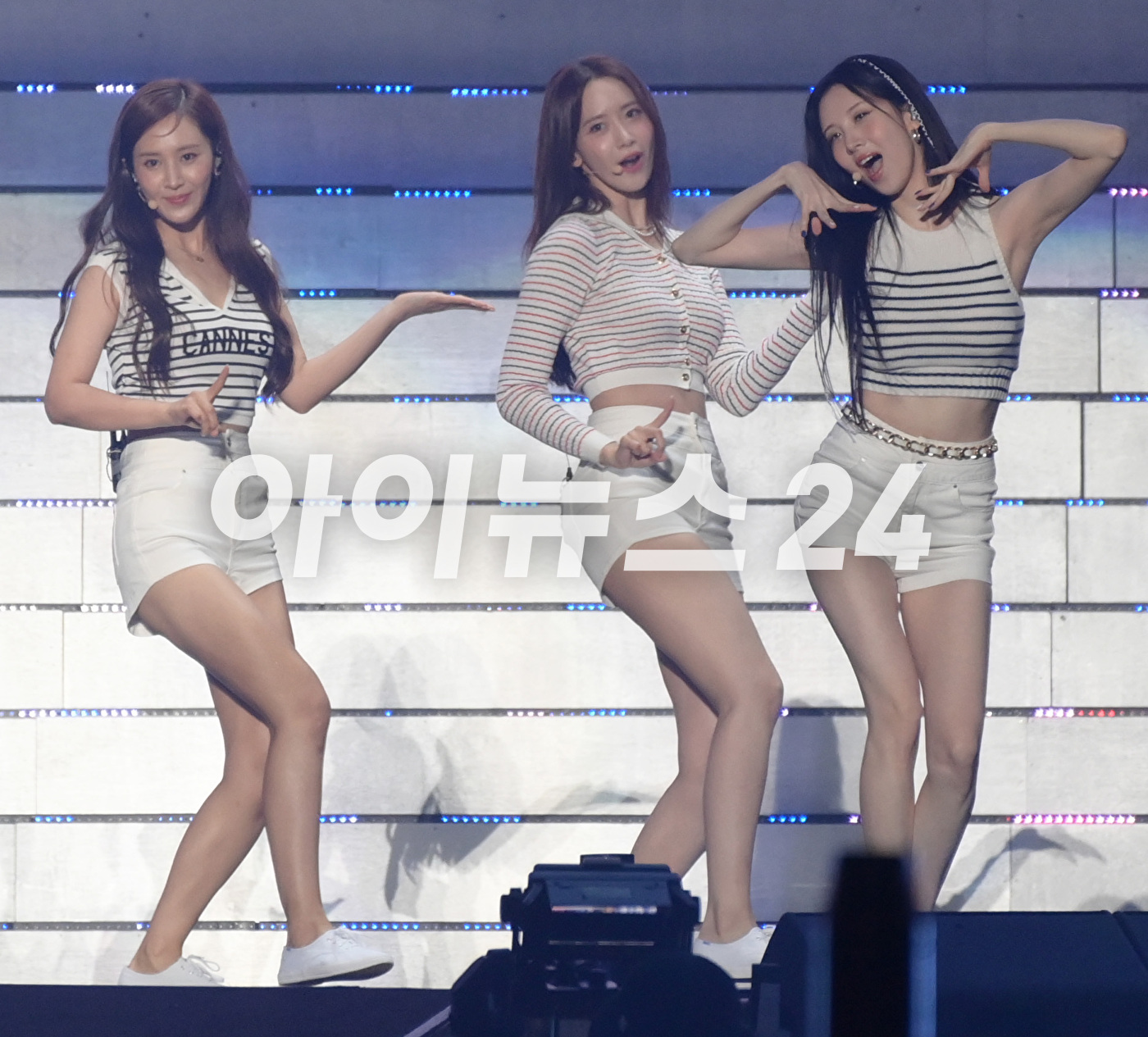 &#39;포에버 원&#39; 그룹 소녀시대가 20일 오후 경기 수원월드컵경기장에서 진행된 &#39;에스엠타운 라이브 2022 : 에스엠씨유 익스프레스 @휴먼 시티_수원&#39;(SMTOWN LIVE 2022 : SMCU EXPRESS @HUMAN CITY_SUWON) 콘서트에서 &#39;포에버 원&#39; 무대를 선보이고 있다. [사진=정소희 기자]