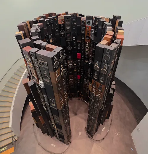 박물관 로비에 설치된 스피커로 쌓은 거대한 바벨탑 예술 작품