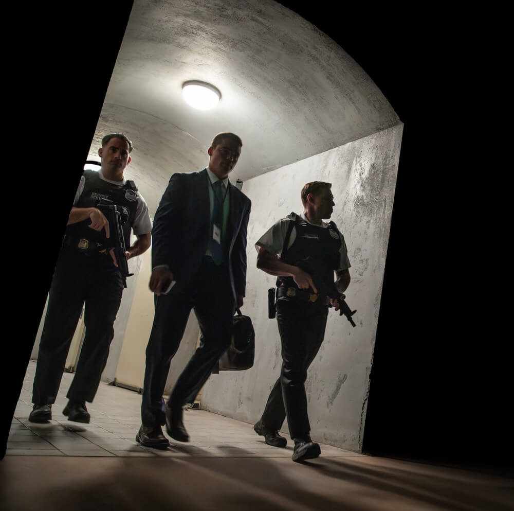 영화 하우스 오브 다이너마이트 스틸컷 – 핵위기 발생 직후 지하 벙커로 이동하는 보안 요원들의 급박한 발걸음