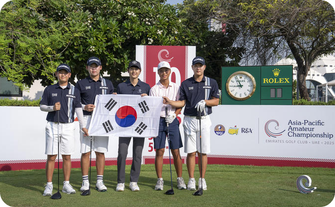 R&amp;A 홍보대사 송중기가 아마추어 선수들과 이야기를 나누고 있다. [사진=R&amp;A, 매일경제]