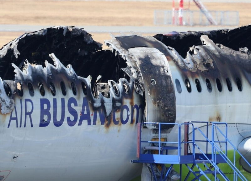 보조배터리 사고로 불에탄 항공기 사진