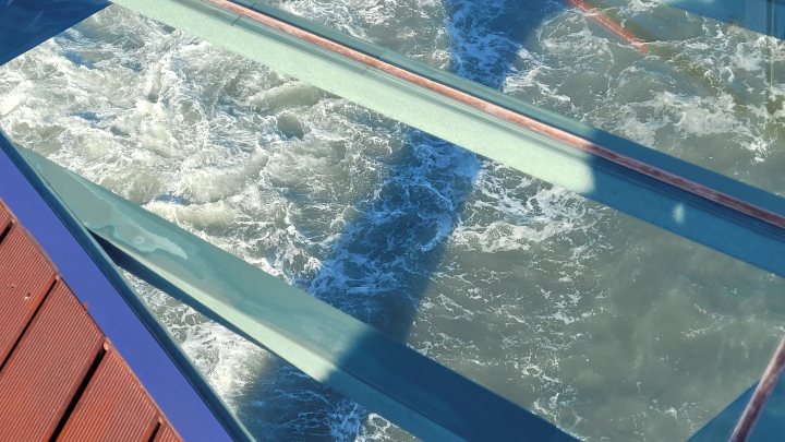 청사포 다릿돌 전망대 위에서 바닥 유리를 통해 내려다본 바다